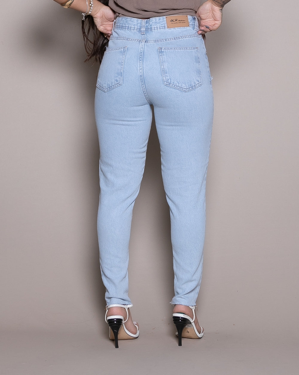 Calça Mom Jeans Clara 
 MARMORIZADO CLARO