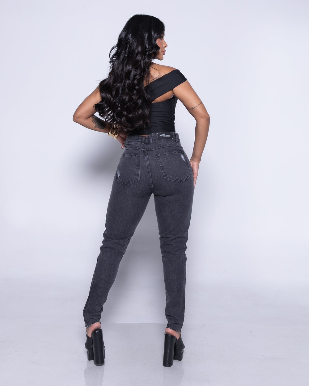 Calça Mom Jeans Laila
Calça Mom Laila
 MARMORIZADO BLACK