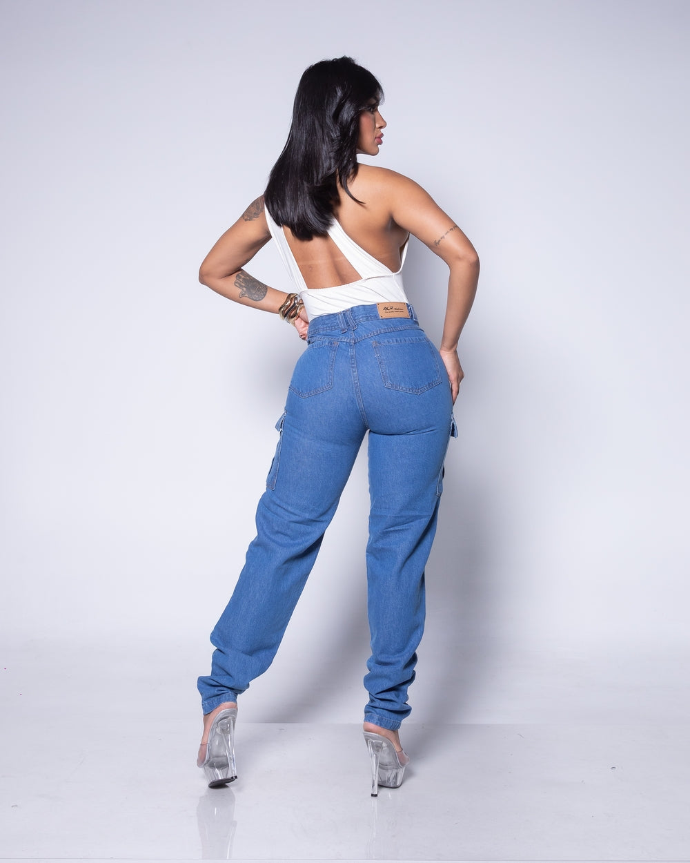 Calça Mom Cargo Jeans Catia 
 DELAVE MEDIO